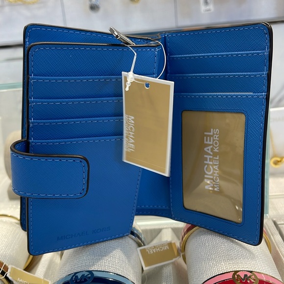 Michael Kors Medium Saffiano Leather Wallet
South Pacific
NWT - Picture 12 of 16